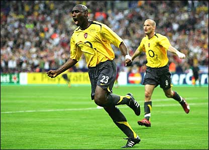 Campbell celebrating his goal against Barcelona in the CL final 2006